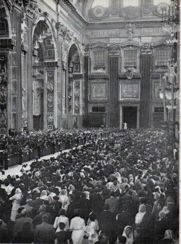 LAMINA V45731: Pio XII bendiciendo a los peregrinos en San Pedro