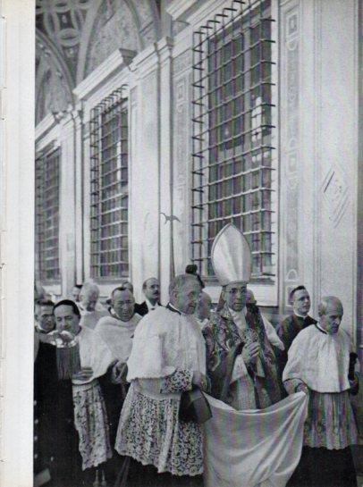 LAMINA V45613: Papa Pio XII y miembros de la Familia Pontificia