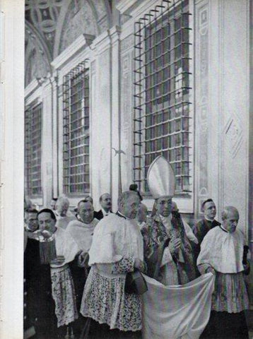 LAMINA V45613: Papa Pio XII y miembros de la Familia Pontificia