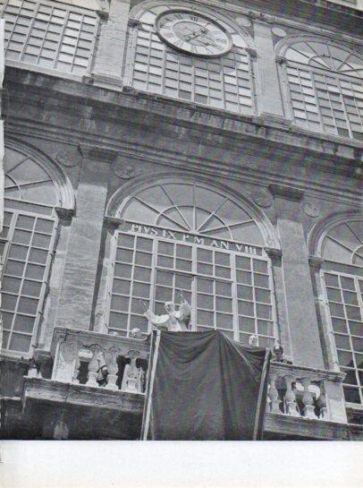 LAMINA V45615: Papa Pio XII en balcon del Palacio de San Damaso