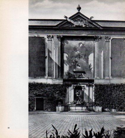 LAMINA V45585: Vienne. Fontaine du palais des Chanoinesses de Savoie