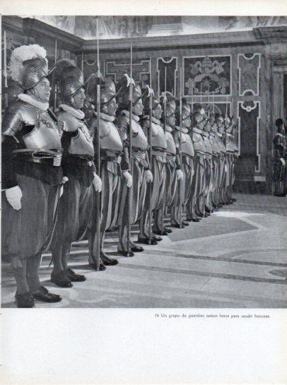 LAMINA V45631: Guardias suizos rindiendo honores