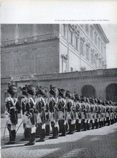 LAMINA V45633: Gendarmes en patio del Palacio de San Damaso
