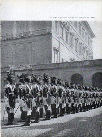 LAMINA V45633: Gendarmes en patio del Palacio de San Damaso