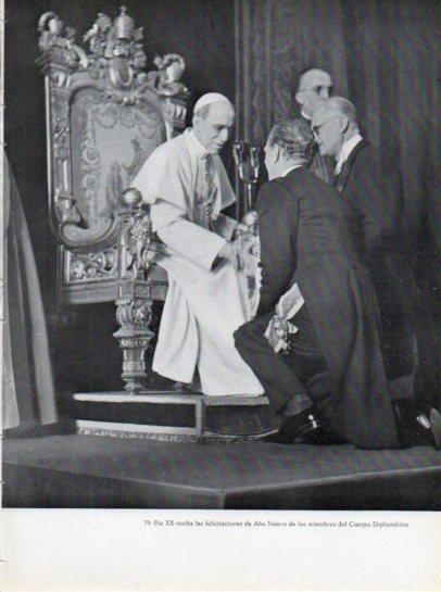 LAMINA V45641: Pio XII felicitado por el Cuerpo Diplomatico en Año Nuevo