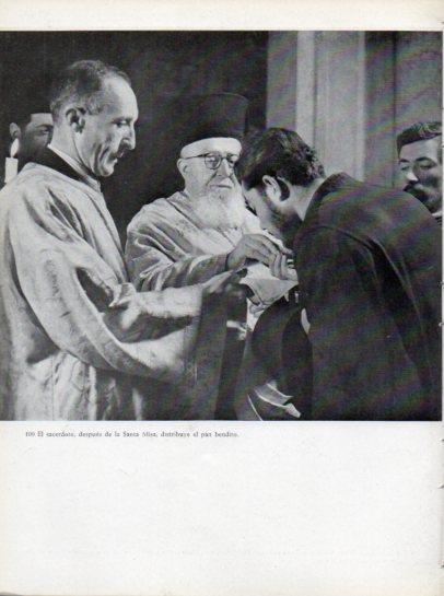 LAMINA V45651: Sacerdote distribuye el pan bendito
