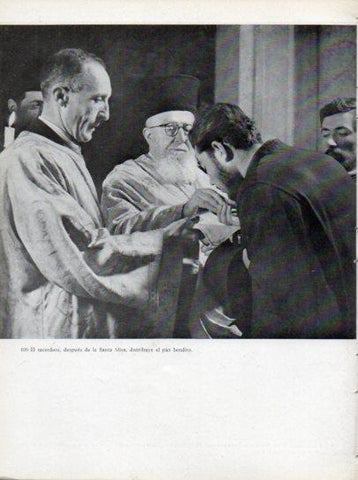 LAMINA V45651: Sacerdote distribuye el pan bendito