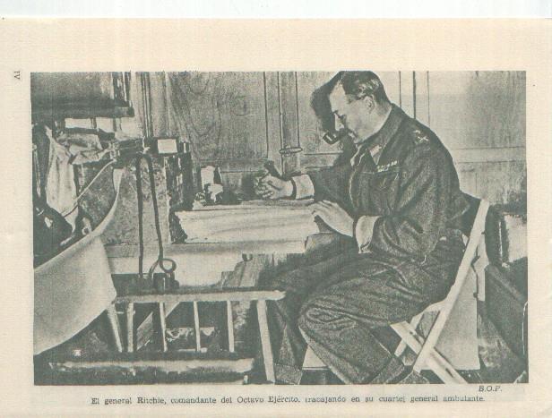 Lamina C-7: Churchill recibiendo un obsequio de la obrera Grace Stoddart y El general Ritchie