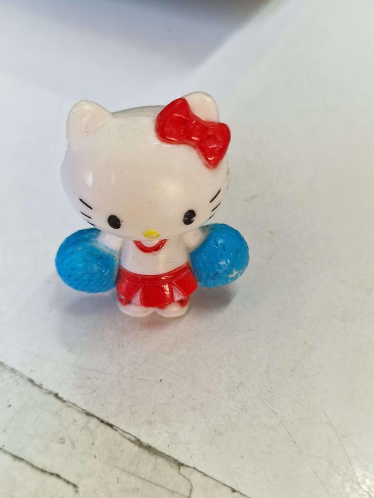 Figura PVC: Hello Kitty con pompones, de los huevos tipo Kinder Sanrio