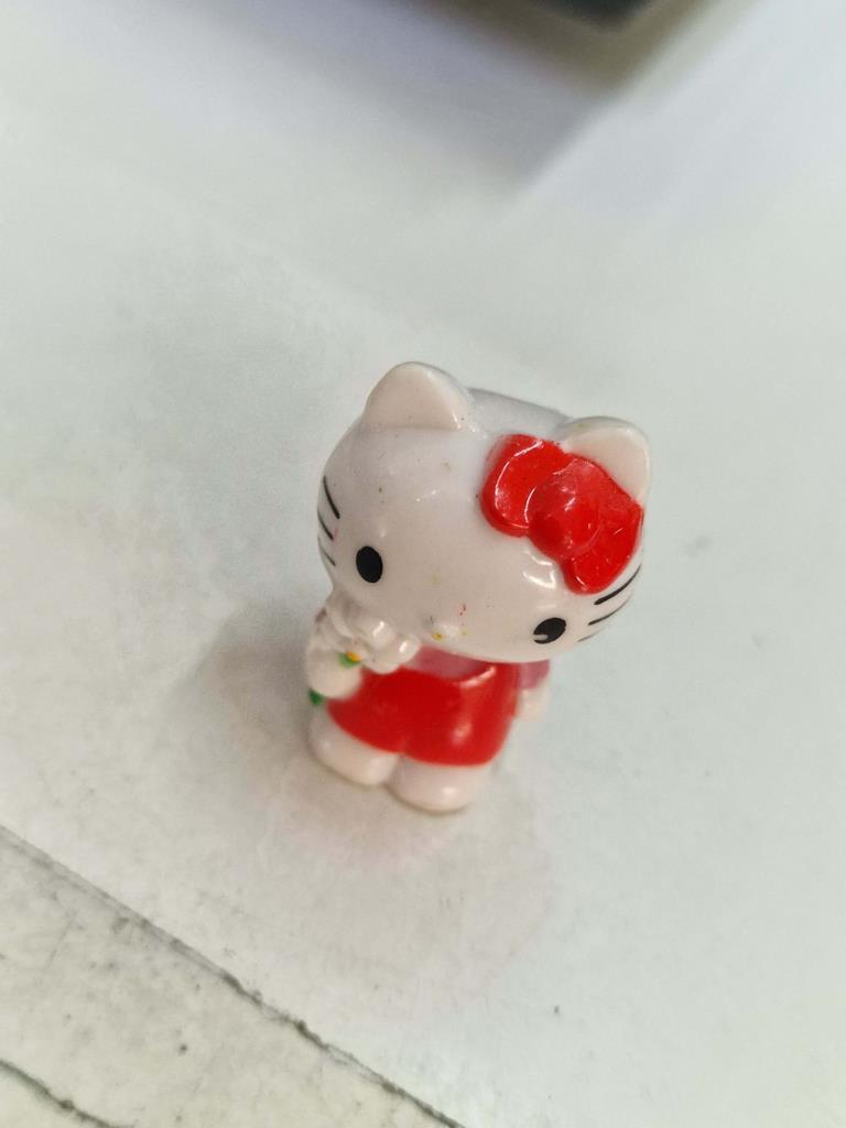 Figura PVC: Hello Kitty con margarita en la mano, de los huevos tipo Kinder Sanrio