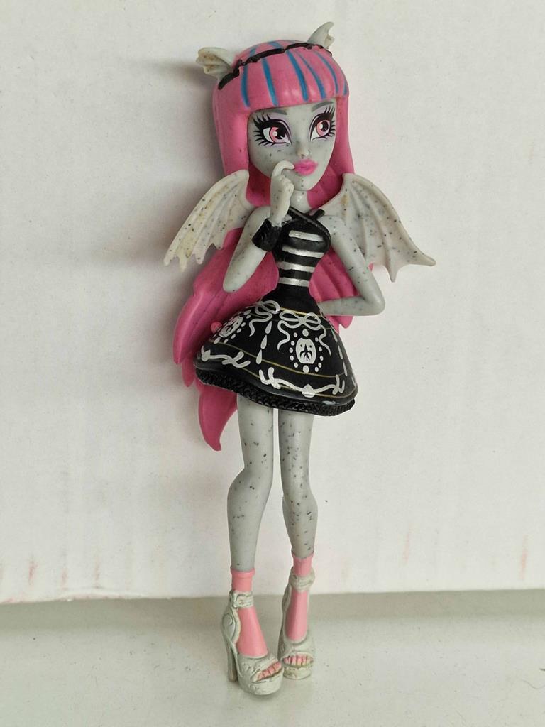 Figura PVC: Rochelle muñeca de las Monster High (Le falta la base de los pies)