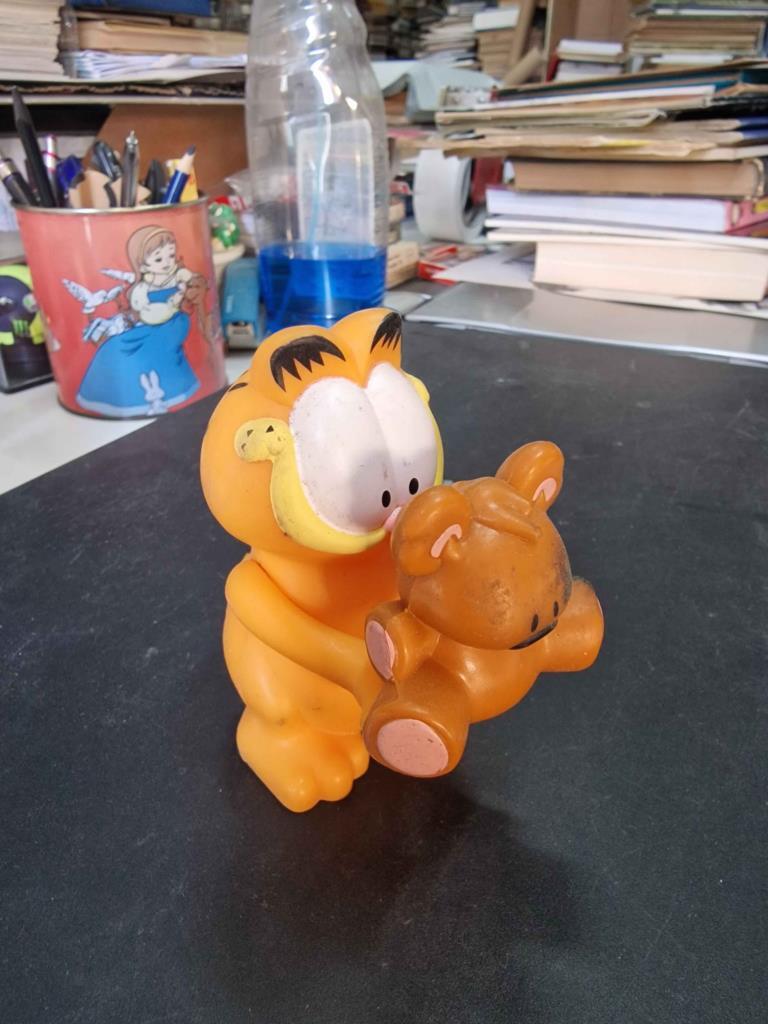 Figura plástico: Garfield sujetando un oso de peluche. Brazos articulados. Burguer King