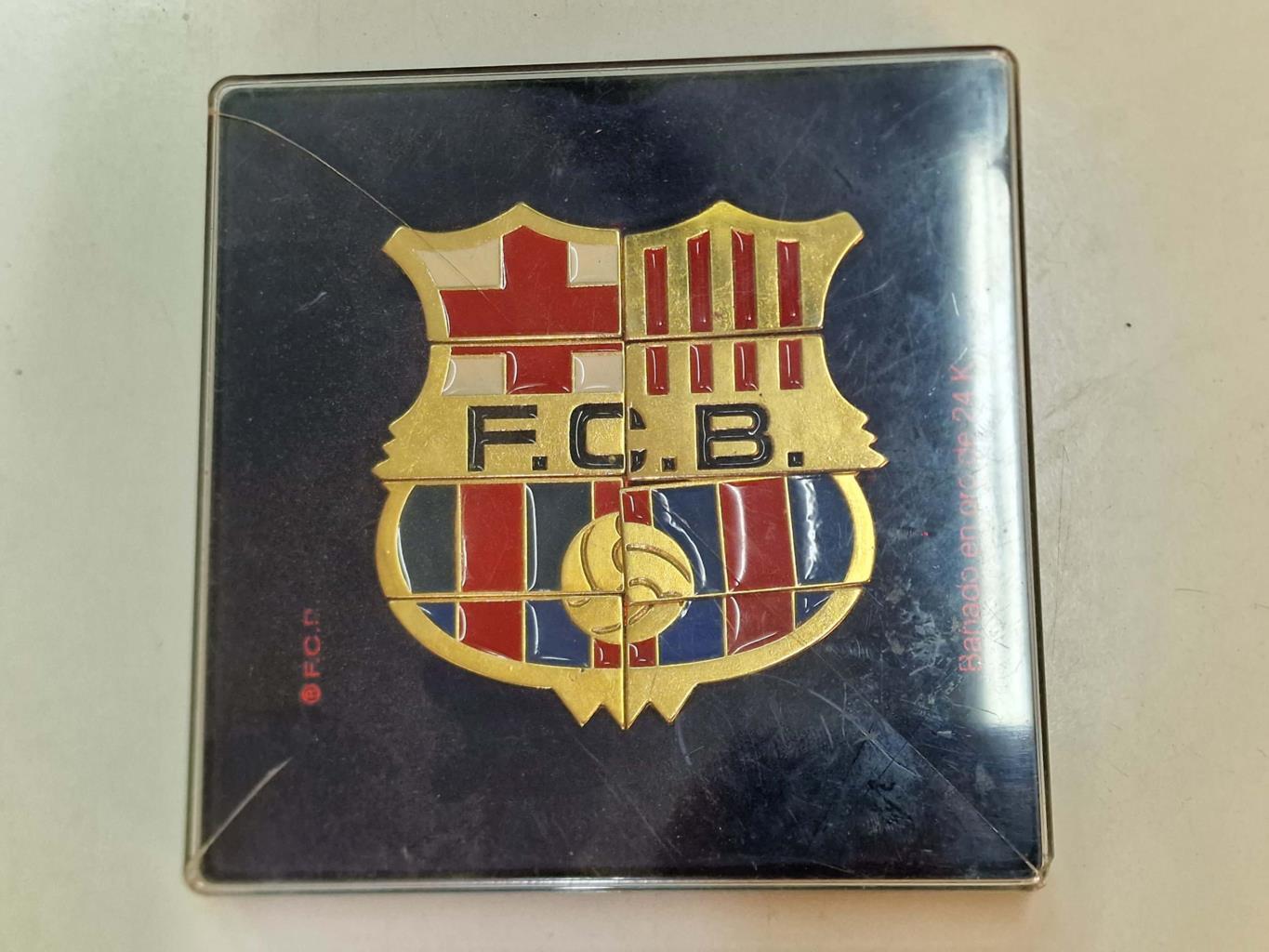 Escudo del F.C. Barcelona, compuesto de 8 pines, bañado en oro de 24K