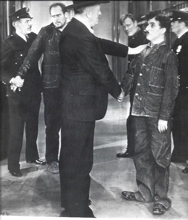 LAMINA 38188: Charles Chaplin en Tiempos modernos