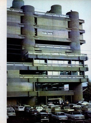 LAMINA V48056: Centro de Comunicaciones Yamanashi en Japon por Kenzo Tange