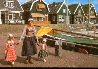 POSTAL PV12380: Typical houses and costumes, Marken