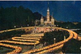 POSTAL PV12978: Lourdes. The Basilica illuminated and the torchlight procession