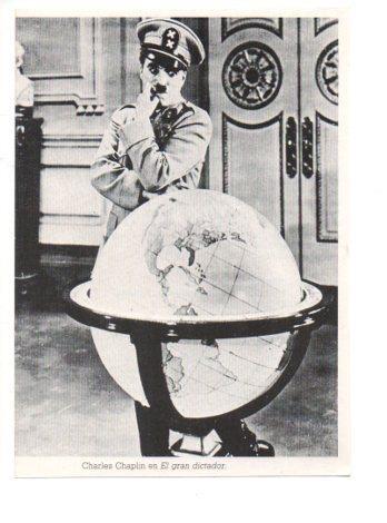 V48658: Charles Chaplin en El Gran Dictador fotograma de la pelicula