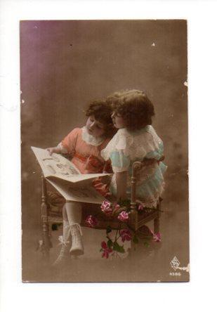 V48694: Postal dos niñas leyendo una revista nº 