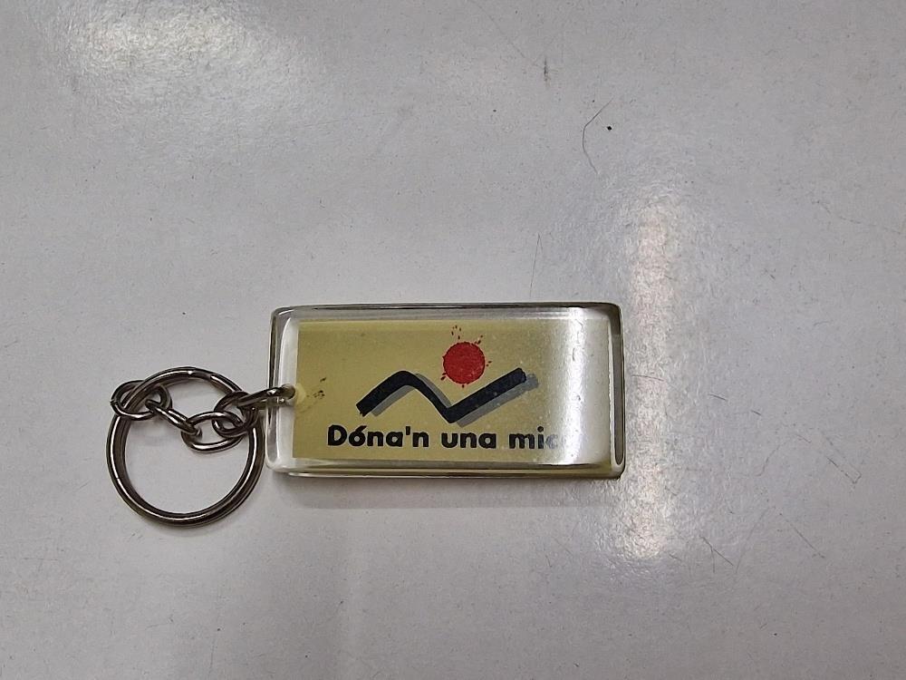 Llavero: Dóna'n una mica (Danos un poco)
