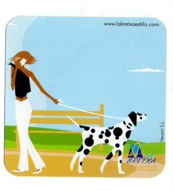 V49479: Posavasos mujer paseando dalmata. La Bretxa Centro Comercial