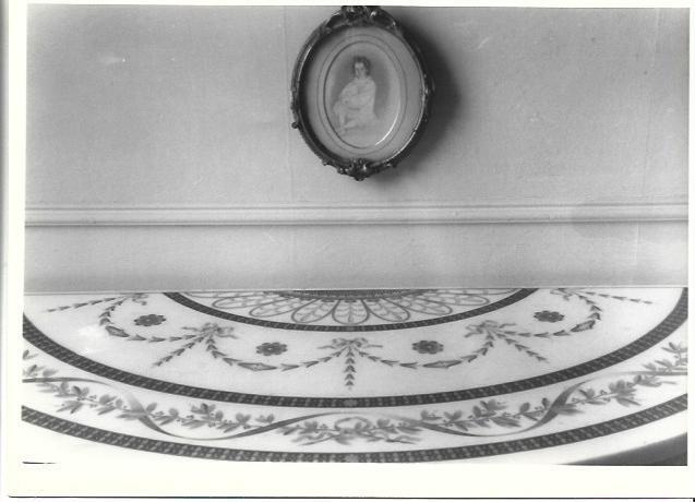 VARIOS 6807: Retrato en pared en Lucan House