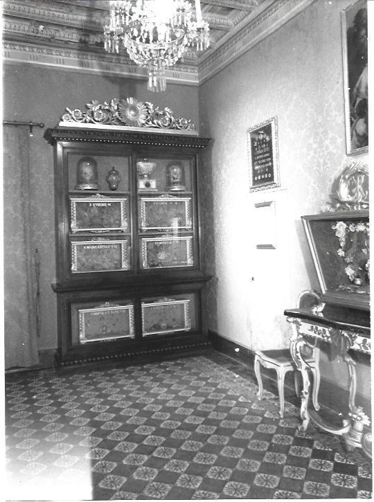VARIOS 6869: Mueble en sala de casa señorial