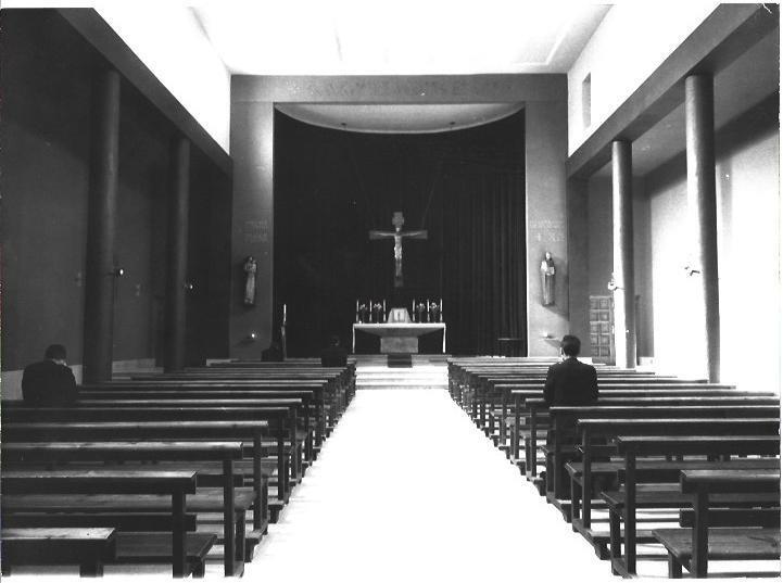 VARIOS 6917: Nave de iglesia con orantes