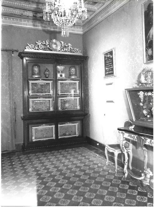 VARIOS 6914: Sala con mueble expositor en iglesia