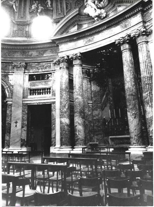VARIOS 6913: Vista parcia de columnata interior de iglesia