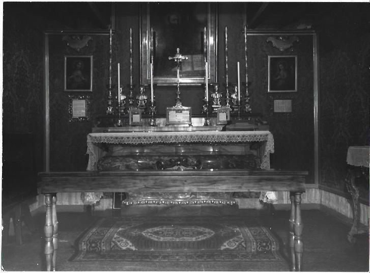 VARIOS 6944: Altar con cruz y candelabros