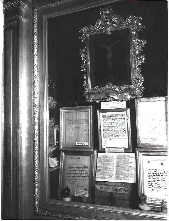 VARIOS 6936: Vitrina con textos religiosos, detalle