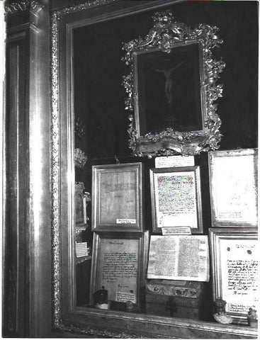 VARIOS 6936: Vitrina con textos religiosos, detalle