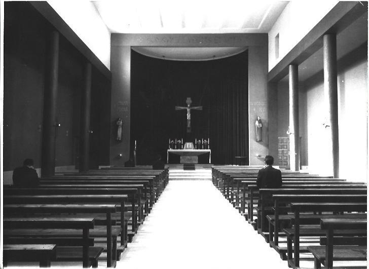 VARIOS 6876: Nave de iglesia con sacerdortes orando