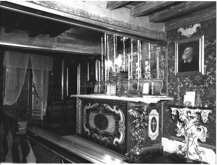 VARIOS 6897: Vista de sala con altar