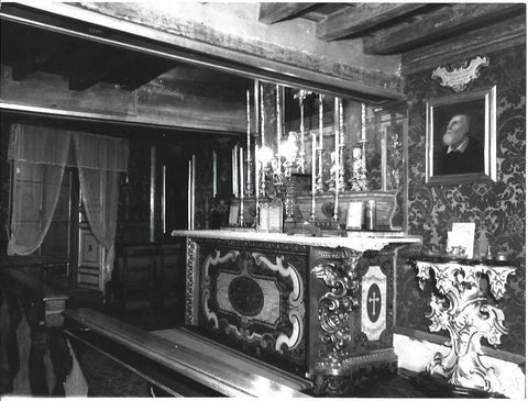 VARIOS 6897: Vista de sala con altar