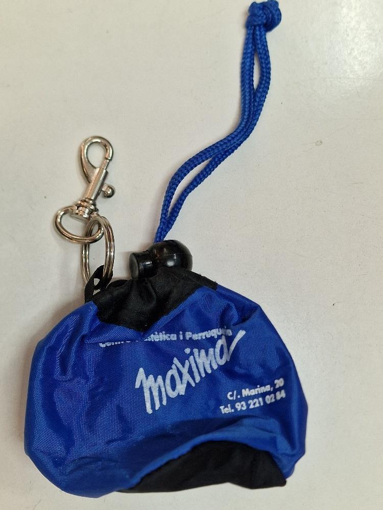 Llavero: Mochila cuerdas, color azul y negra. Anuncia Centre d'Estètica i Perruqueria Maxima