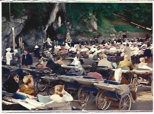 POSTAL A6499: Enfermos en la cueva de Lourdes