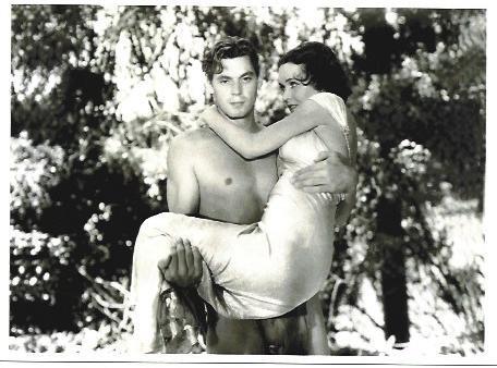 POSTAL A6560: Tarzan con Jane en brazos