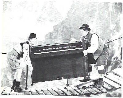 LAMINA 39694: Oliver y Hardy con piano