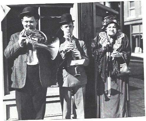 LAMINA 39849: Oliver y Hardy tocando musica