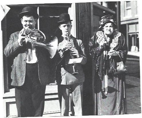 LAMINA 39849: Oliver y Hardy tocando musica