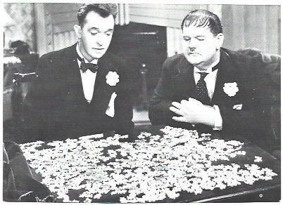 LAMINA 39851: Oliver y Hardy haciendo un puzzle