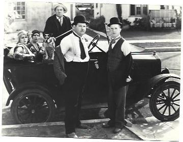 FOTOGRAFIA 39818: Oliver y Hardy con un vehiculo