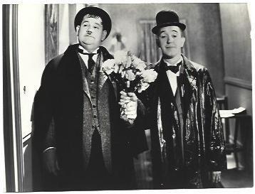 FOTOGRAFIA 39822: Oliver y Hardy conun ramo de flores