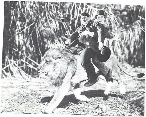 LAMINA 39858: Oliver y Hardy sobre un leon
