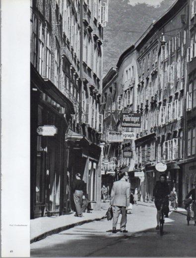 LAMINA V50141: Austria. Calle donde nacio Mozart en Salzburgo