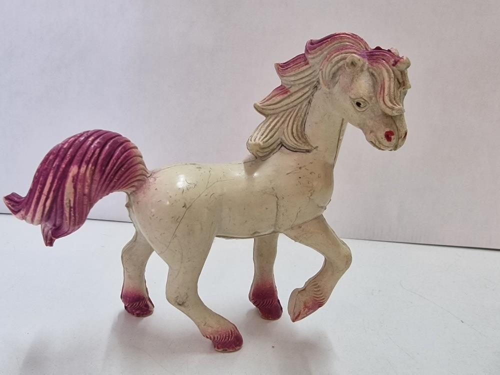 Figura Pvc: caballo de color blanco y morado