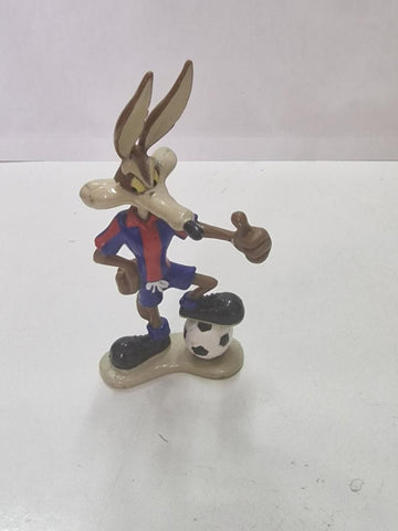 Figura Pvc: Coyote de la serie el Coyote y el Correcaminos vestido de jugador del F.C. Barcelona