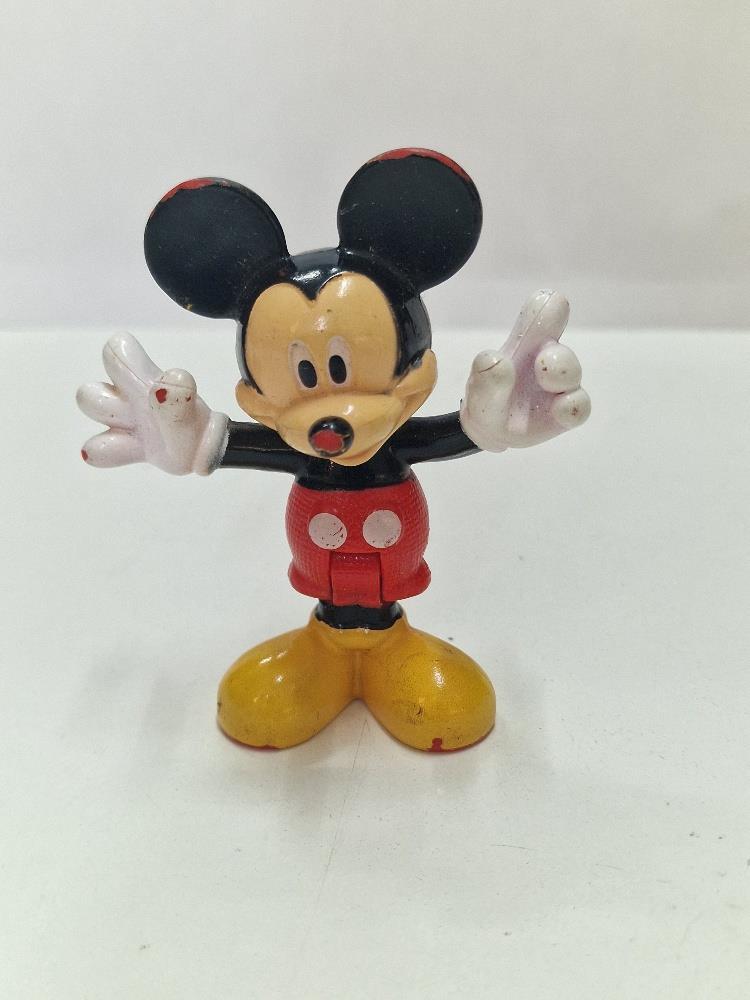 Figura Pvc: Mickey Mouse con los brazos en cruz (algo descolorida).Las articulaciones de las piernas son movibles)